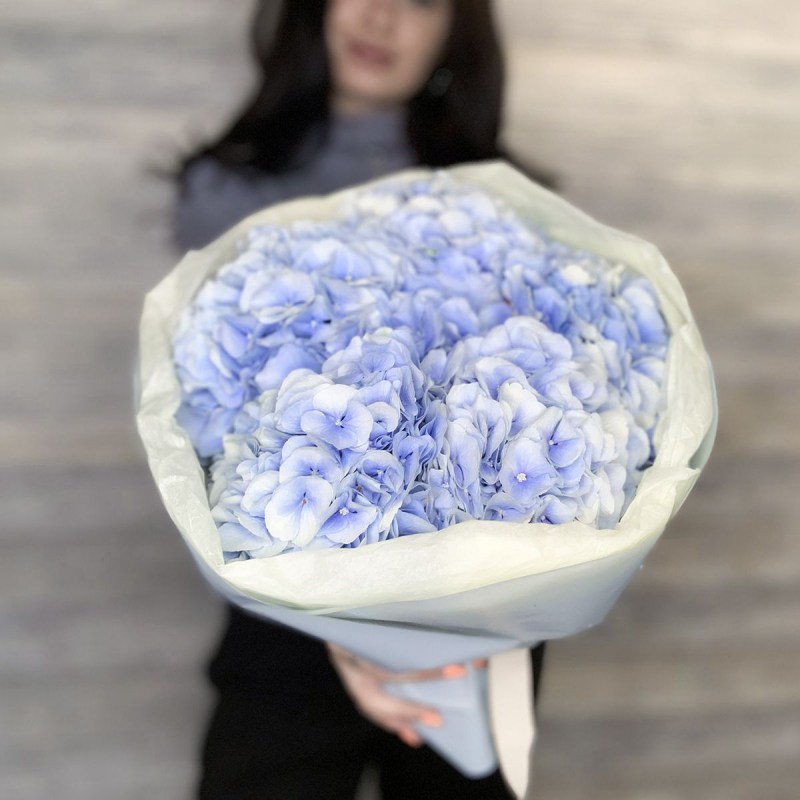 Букет с голубой гортензией